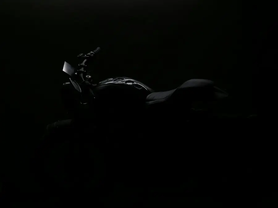 Silhouette d’une moto dans l’obscurité