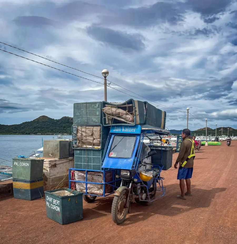 Tricycle cargo chargé de marchandises sur un quai
